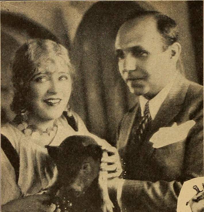 Mae Murray y el director Dimitri Buchowetzki con un cerdo, que según parece, era la mascota de la película.