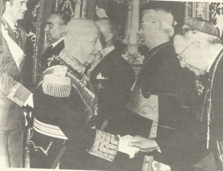 Vicente Enrique y Tarancón junto al dictador Francisco Franco.