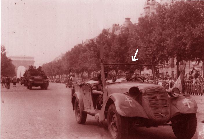 Amado Granell (marcado con una flecha) abriendo el desfile por los Campos Elíseos de París.