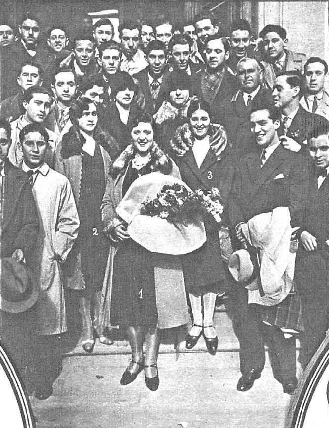 Pepita con las representantes de Cataluña y Castilla y León en la revista Estampa.