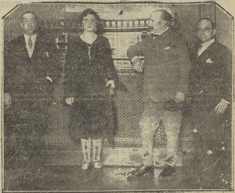 Pepita junto a los tres miembros del jurado.