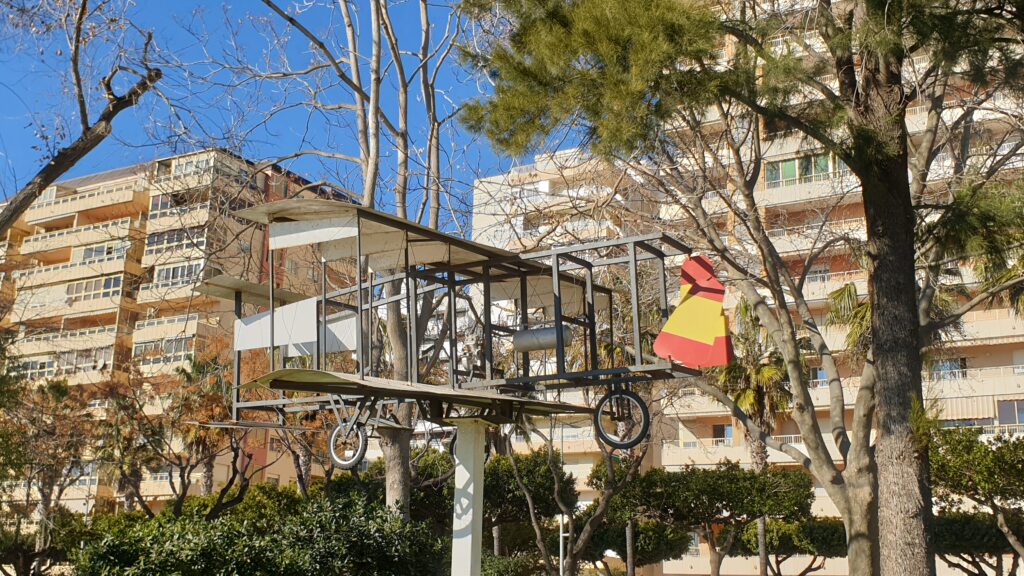 Recreación del avión en Cullera.