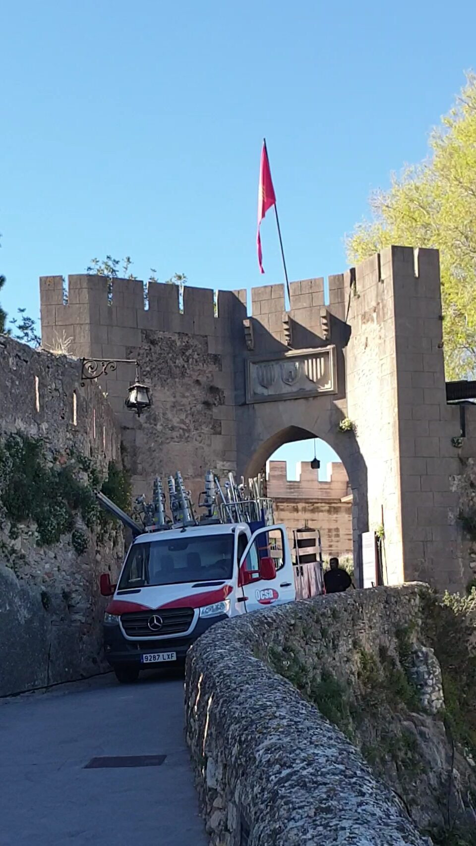 Camiones de la producción a la entrada del castillo el 3 de abril.