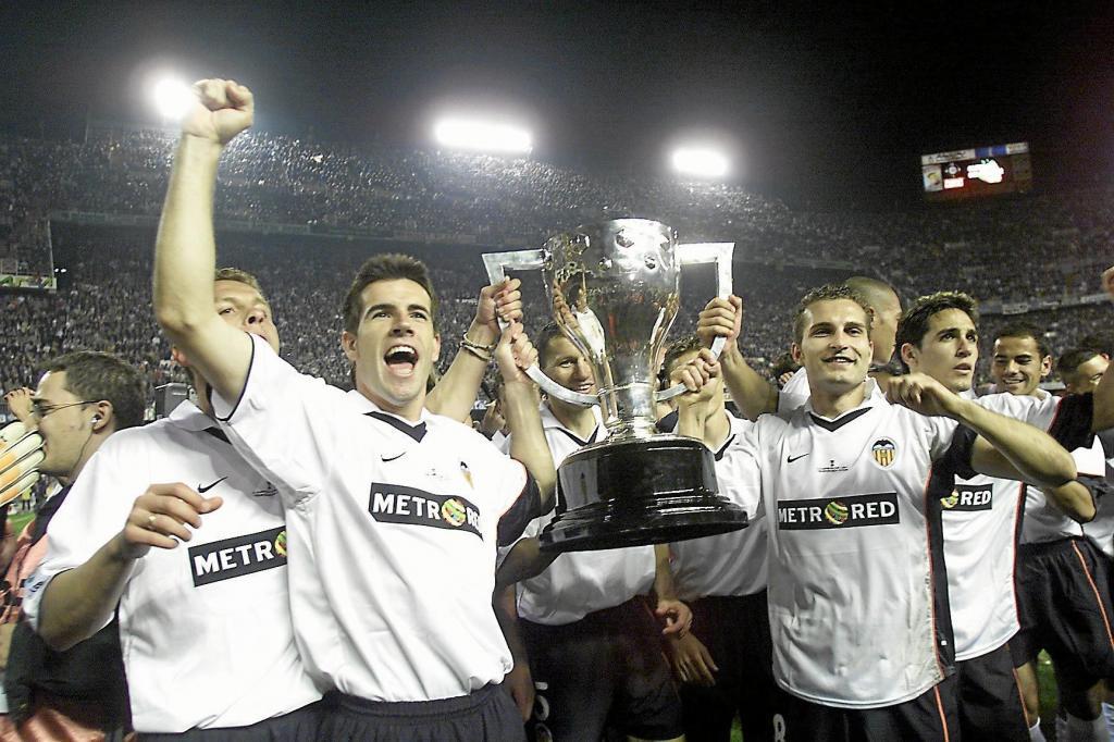 Jugadores del Valencia CF, junto a la copa de la Liga en 2004