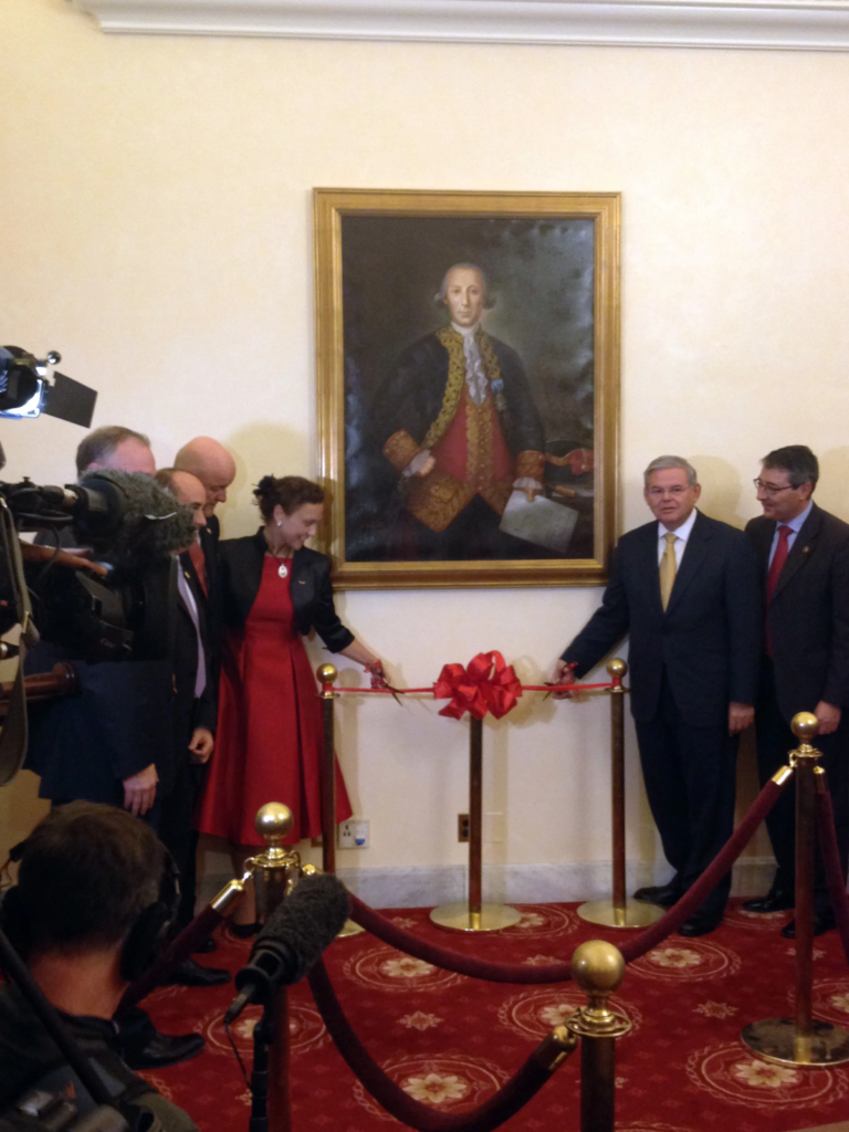 Momento en el que se colgaba el retrato de Bernardo de Gálvez en el capitolio de Estados Unidos.