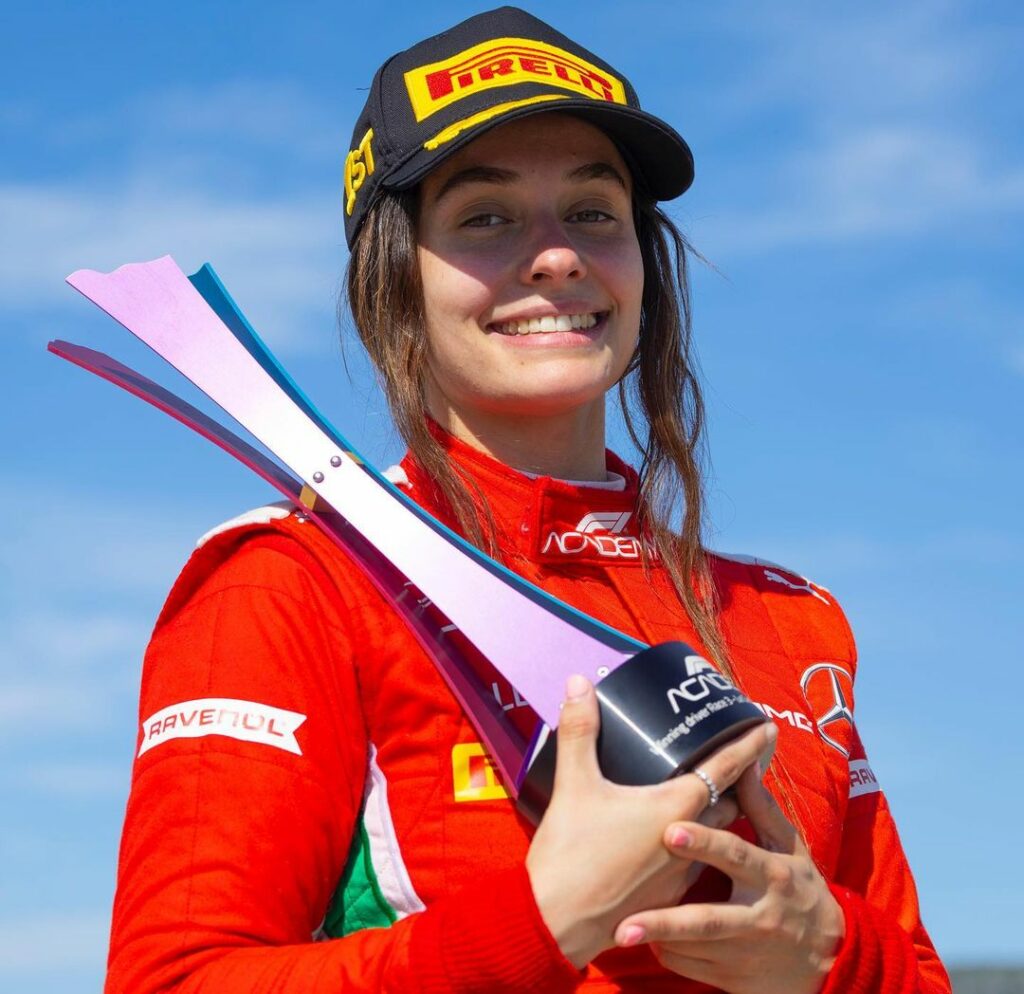 Marta García con uno de sus trofeos de la F1 Academy.