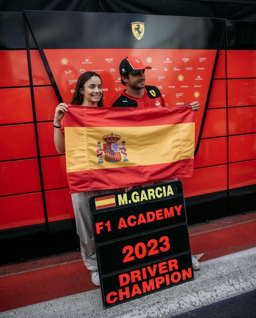 Marta posando junto al piloto de F1 Carlos Sainz tras su victoria.