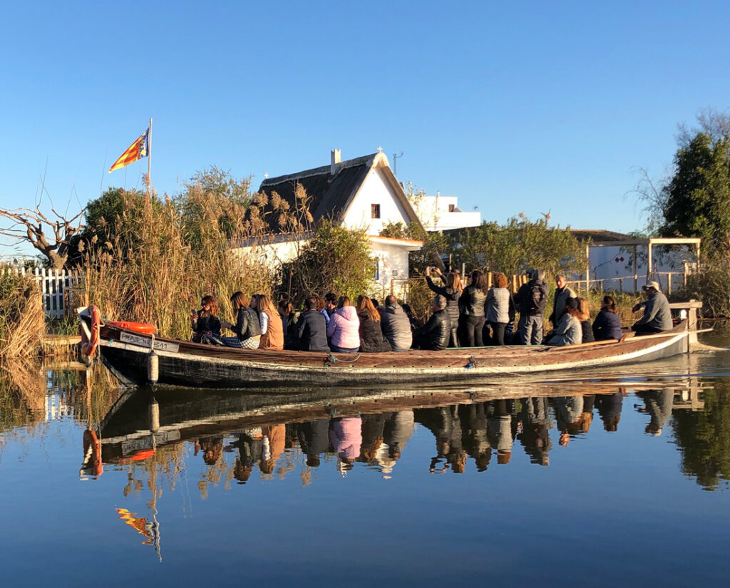 Un grupo de turistas disfrutando de un paseo en barca por la Albufera.