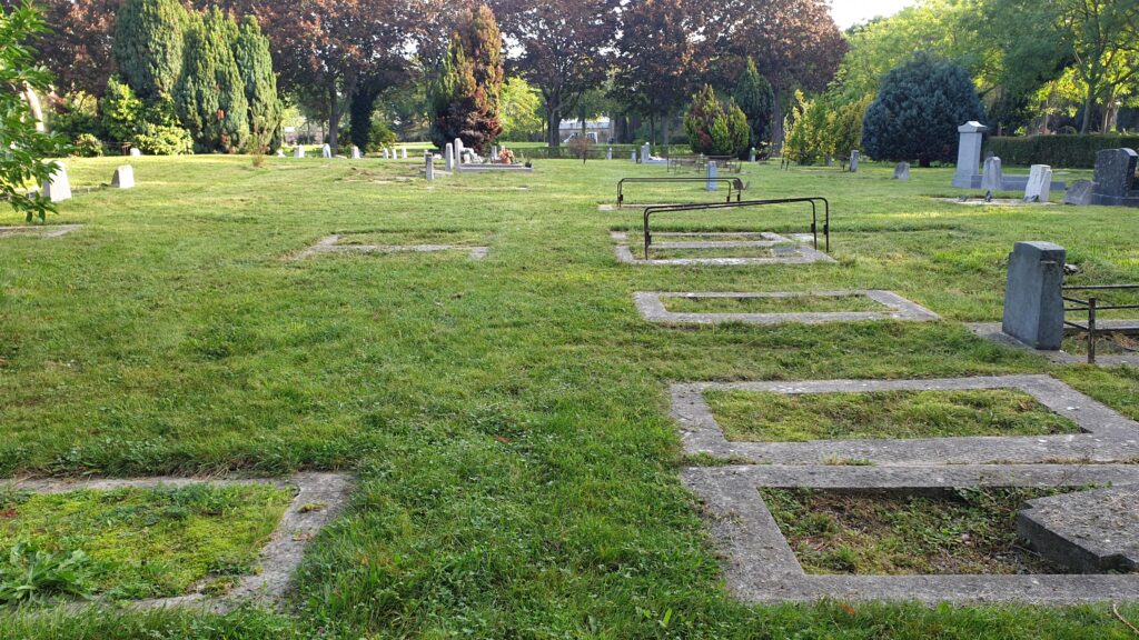 Fotografías del estado de la división 160 del cementerio de Pantin en París.