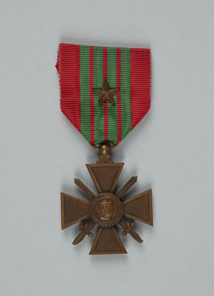 Cruz de Guerra con estrella de bronce.