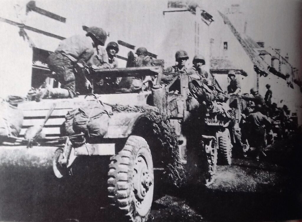 Los Half-Tracks de La Nueve en agosto de 1944 preparándose para salir de Ecouché